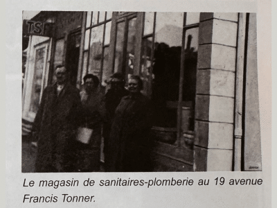 photo ancienne en noir et blanc de la famille devant le premier magasin