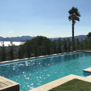 piscine d'une maison avec vue mer