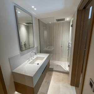 une salle de bain moderne blanche