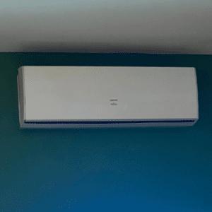 split intérieur d'une pac-air-air sur un mur bleu